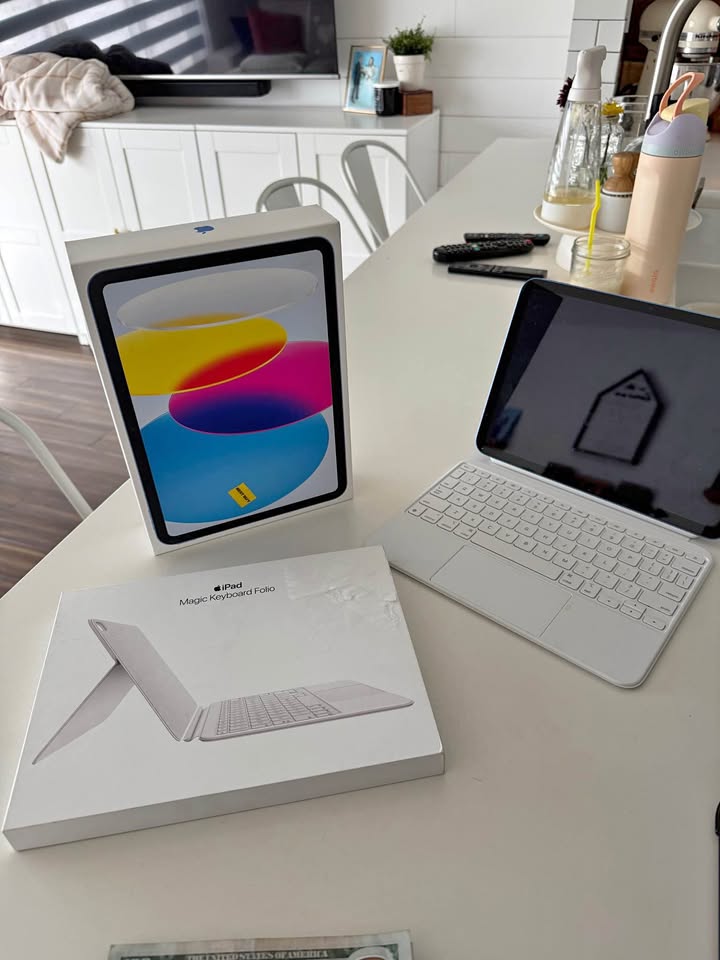 Apple iPad 10th Gen with Magic Keyboard Folio