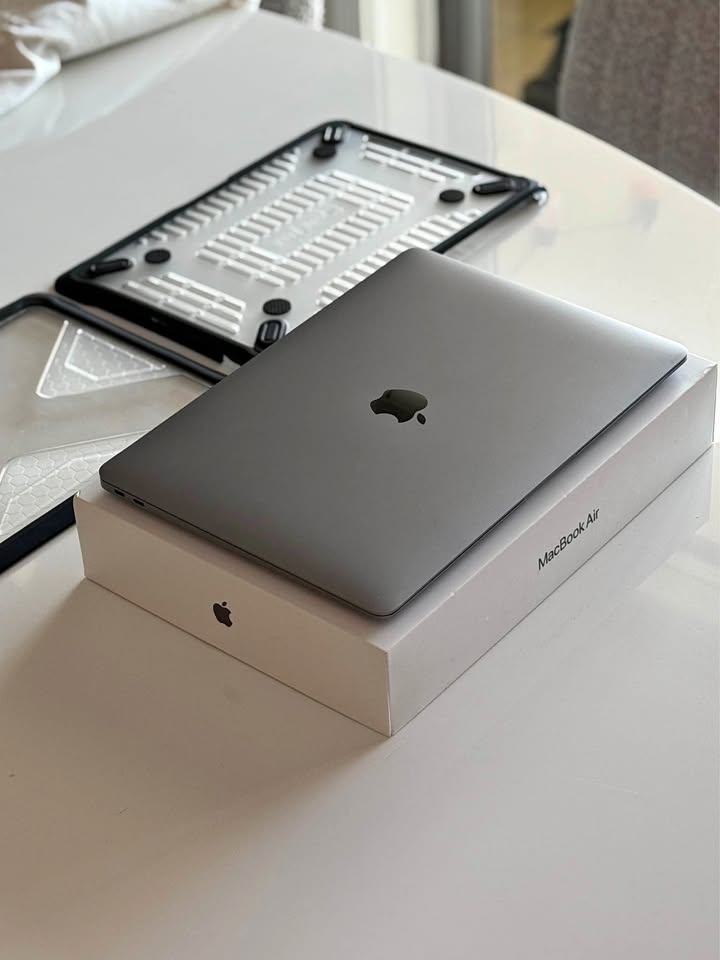 MacBook Air M1 in Pristine Condition